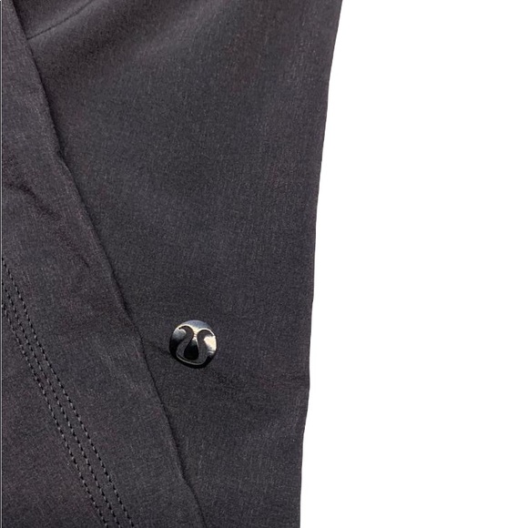 Lululemon Light weight Jogger with elasticized waist and ankles. Size 4 - Picture 6 of 9